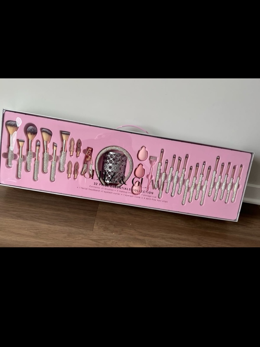 BWT Glitz and Glam
Brush Set pink bow rhinestone glitter.
TIKTOK VIRAL' 32
pc $1